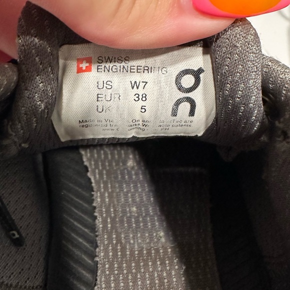 On Cloud running black and grey sneakers size 7W - Picture 2 of 3